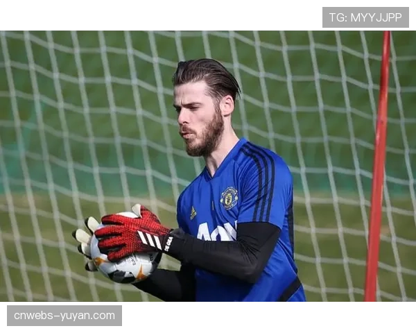 特写：老特拉福德起立鼓掌，向伤愈复出即进球的曼联青训前锋致敬